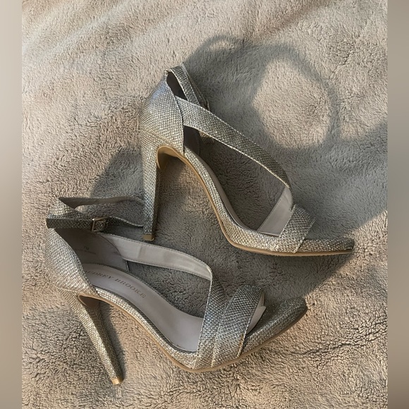 Audrey Brooke Gold Heels - Picture 1 of 5